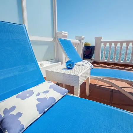 Seaview Coastal On Front Line With Amazing Sea Views And Large Terrace *